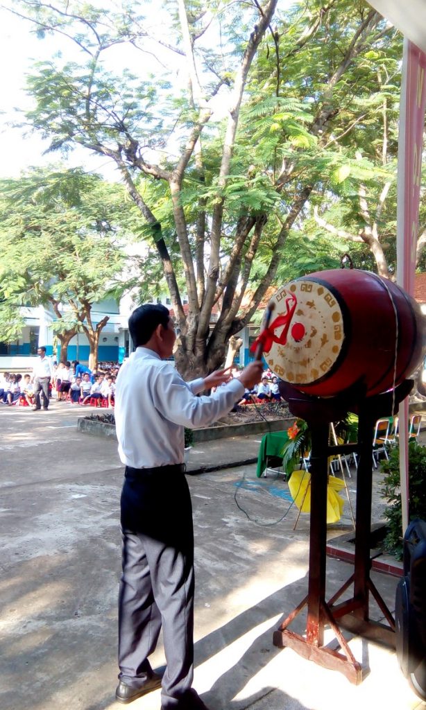 Thầy Trần Minh Bạch - Hiệu trưởng nhà trường đánh trống khai trường