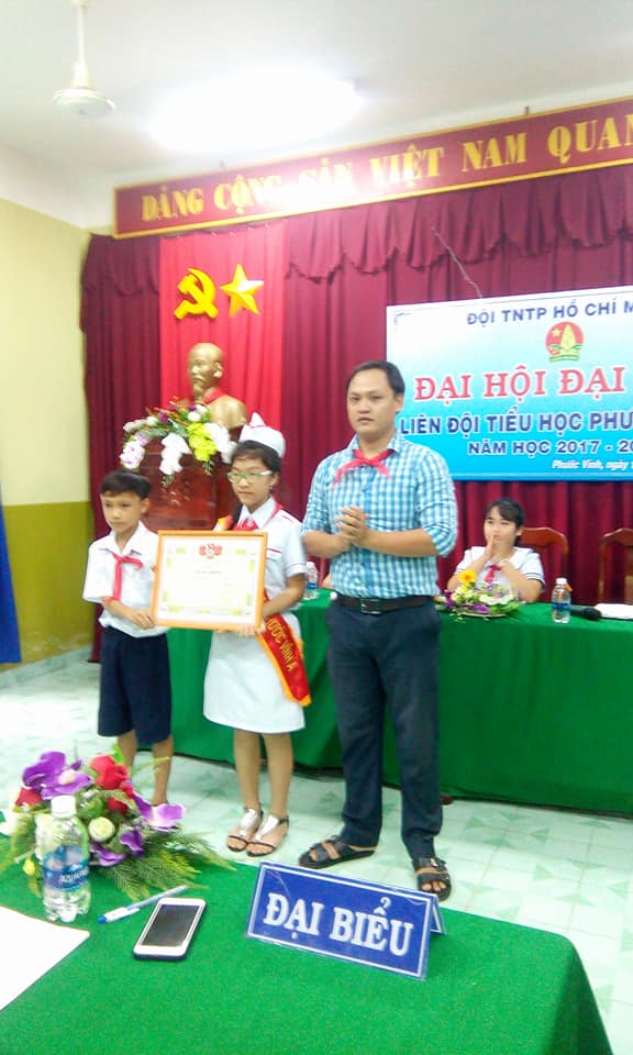 Đại biểu bí thư Đoàn TT Phước Vĩnh tặng giấy khen của HĐĐ Huyện