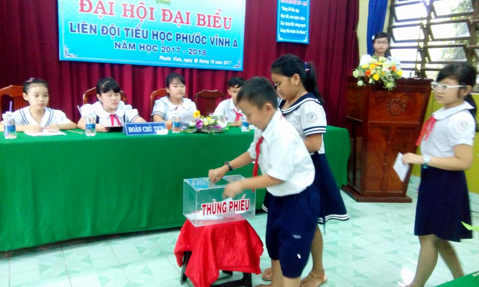 Đại biểu của chi đội bầu ban chỉ huy liên đội mới cho năm học 2017 - 2018